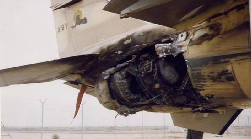 Le réacteur touché par un missile sur le Jaguar A91 piloté par "Mamel".